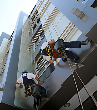 Монтаж отливов над балконом