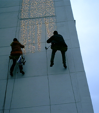 Монтаж отливов над балконом