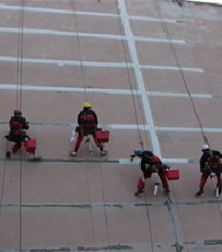 Монтаж отливов над балконом